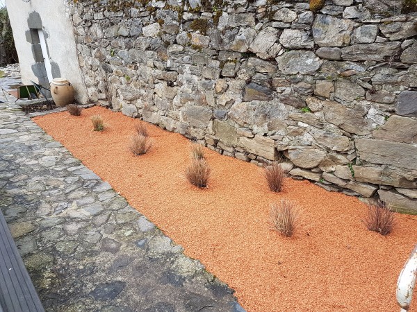 réalisation d'un massif avec paillage la charmille paysagiste mauriac lanobre riom es montagnes