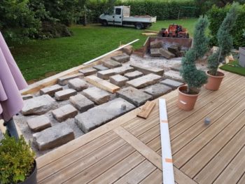 chantier terrasse en blocs de pierre et bois la charmille paysagiste mauriac salers