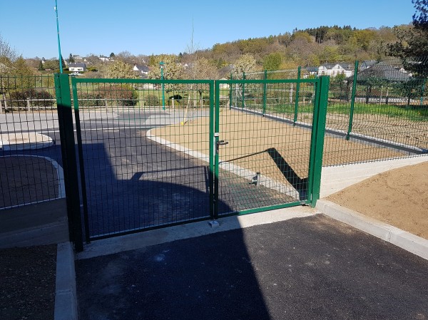 pose de clôture grillagée et de portillon la charmille aménagements espaces verts mauriac trizac le falgoux saint martin valmeroux