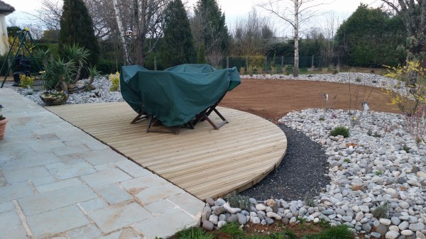 aménagement de jardin terrasse bois gazon massifs paillage minéral la charmille paysagiste mauriac pleaux lapleau soursac correze salers riom es montagnes