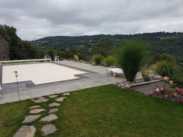 aménagement paysager tour de piscine la charmille paysagiste mauriac saint bonnet de salers