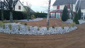 engazonnement et création de massifs avec plantation et paillage la charmille paysagiste mauriac