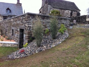 aménagement extérieur réalisation de massif paillage galets la charmille paysagiste mauriac salins anglards de salers madic bort les orgues