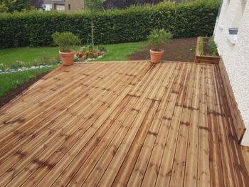 terrasse bois gazon et massifs aménagement jardin de particulier la charmille paysagiste cantal correze