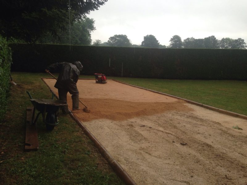 Réalisation d'un terrain de pétanque la charmille paysagiste mauriac