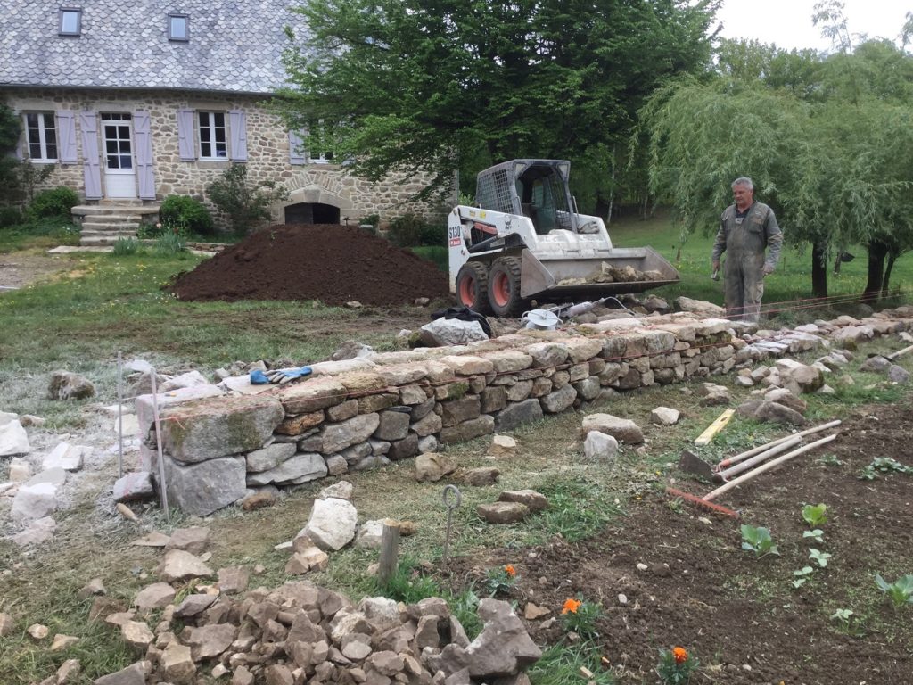 montage mur en pierre sèche avec pierres de récupération la charmille paysagiste goulles