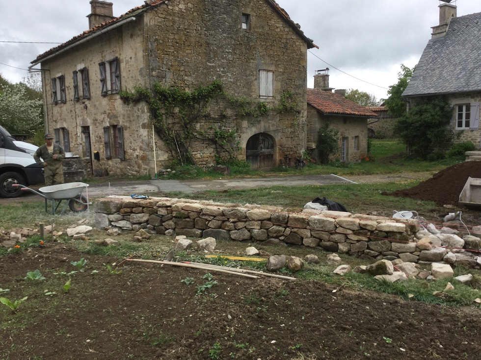 réalisation d'un mur en pierres sèches la charmille paysagiste