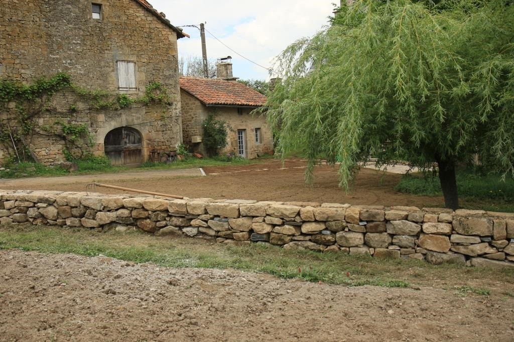 engazonnement mur en pières sèches pas japonais la charmille paysagiste