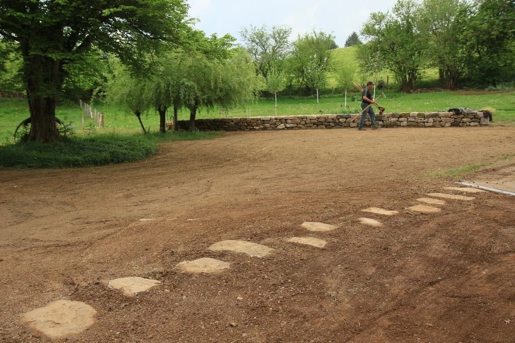 pas japonnais gazon mur en pierre sèche la charmille paysagiste mauriac