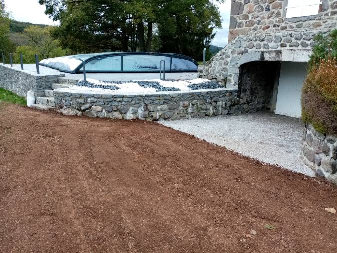 engazonnement, dalles gravillonnées et paillage minéral la charmille jardinier mauriac