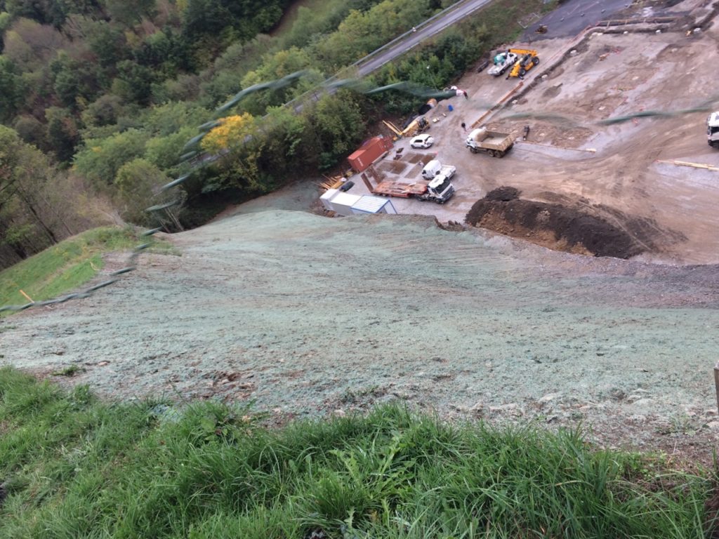 engazonement d'un talus par hydroseeding condat la charmille paysagiste