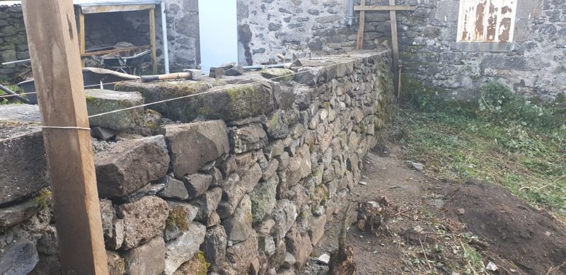 reconstruction d'un mur éboulé la charmille pierre gras jardins espaces verts